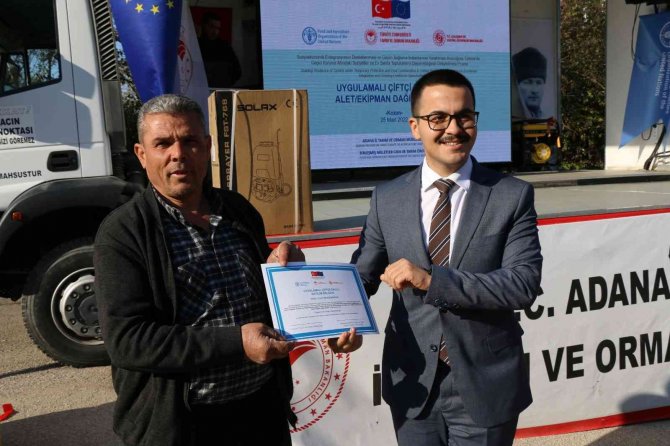 Kozan’da Çiftçilere Motorlu Sırt Pulverizatörü Dağıtıldı