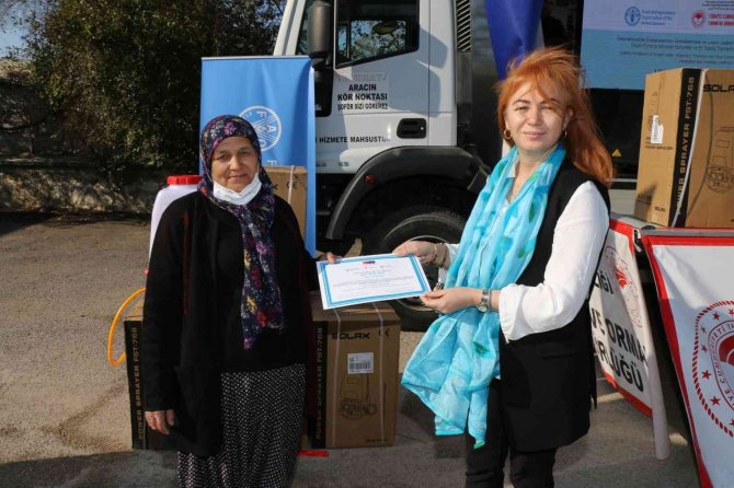 Kozan’da Çiftçilere Motorlu Sırt Pulverizatörü Dağıtıldı