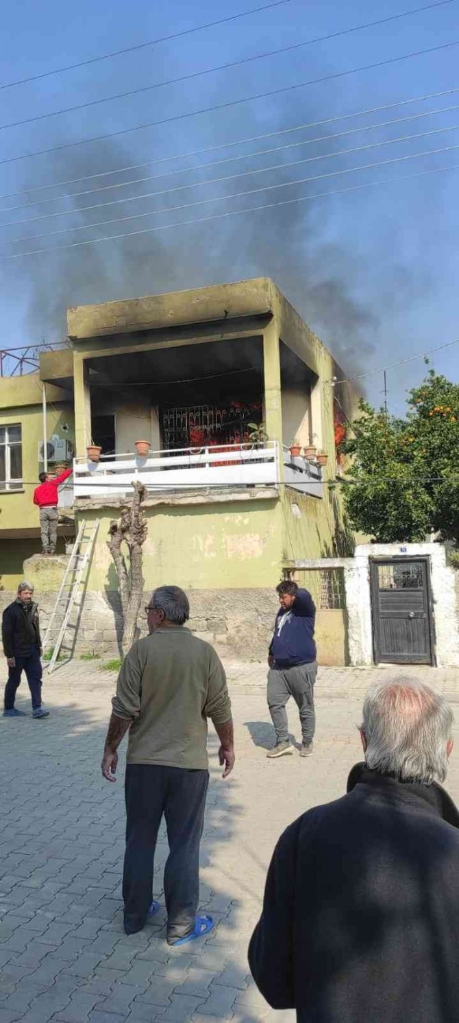 İ̇ki Katlı Evde Yangın Paniği