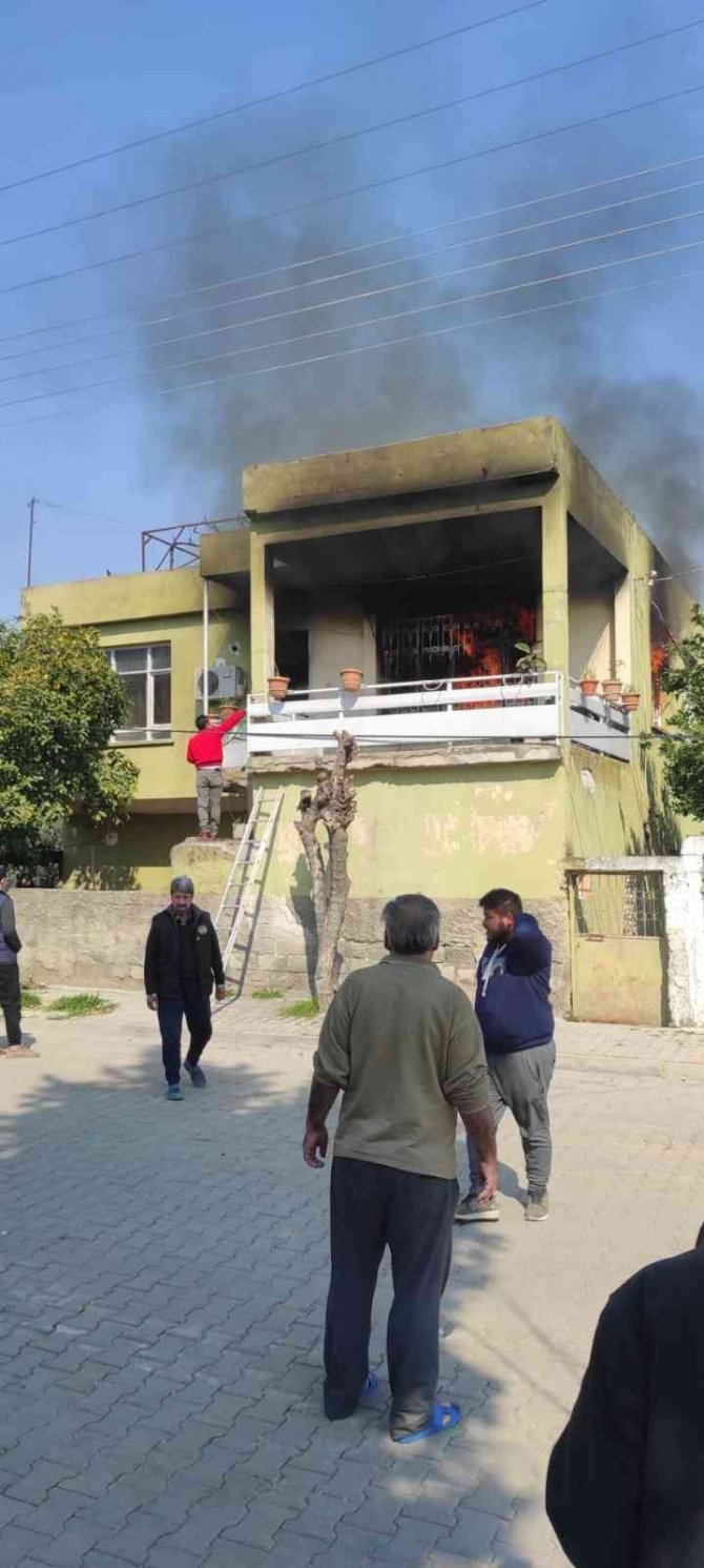 İ̇ki Katlı Evde Yangın Paniği