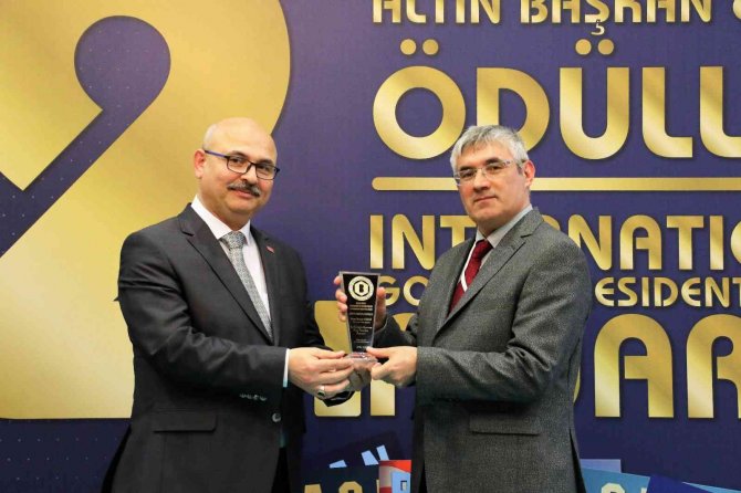 İ̇ha’ya “Altın Basın Ödülü”