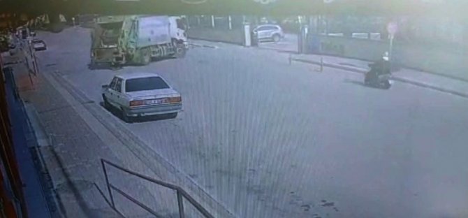 Çöp Kamyonunun Altında Kalan Motosikletli Kurye Hayatını Kaybetti