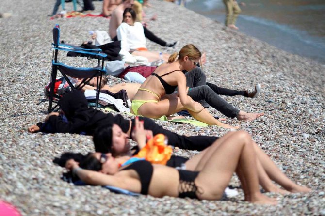 Antalya’da Deniz Sezonu Açıldı, Sahilde Yoğunluk Oluştu