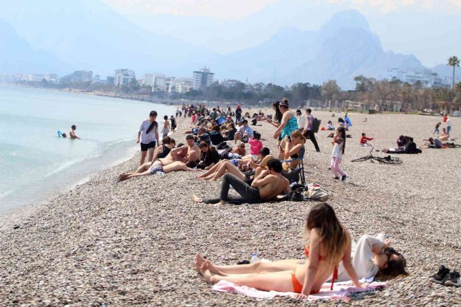 Antalya’da Deniz Sezonu Açıldı, Sahilde Yoğunluk Oluştu