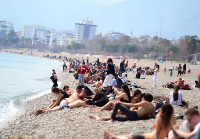 Antalya’da Deniz Sezonu Açıldı, Sahilde Yoğunluk Oluştu