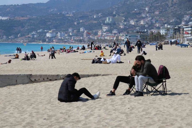 Alanya’da Güneşli Havayı Fırsat Bilenler Plaja Akın Etti