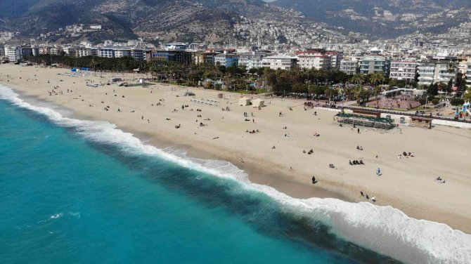 Alanya’da Güneşli Havayı Fırsat Bilenler Plaja Akın Etti