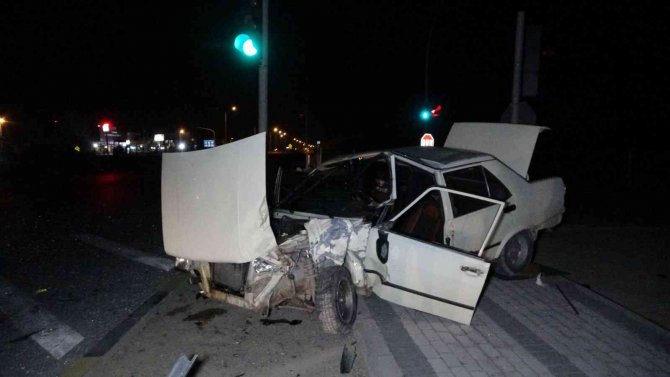 Alkollü Araç Sürücüsü Önündeki Araca Arkadan Çarptı: 2 Yaralı