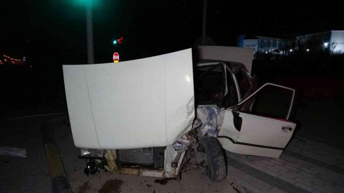 Alkollü Araç Sürücüsü Önündeki Araca Arkadan Çarptı: 2 Yaralı