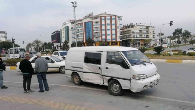 Işık İhlali Yapıp Otomobile Çarpan Sürücünün Bahanesi Şoke Etti:"daldım, Geçtim"