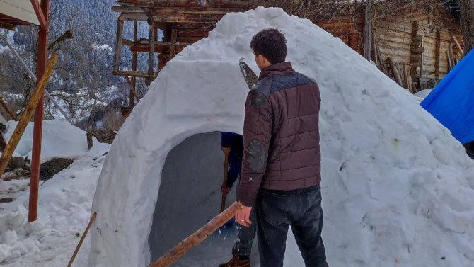 Köyde İglo Ev Yaptılar, İçinde Gaz Lambası Işığında Çay Demlediler