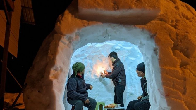 Köyde İglo Ev Yaptılar, İçinde Gaz Lambası Işığında Çay Demlediler
