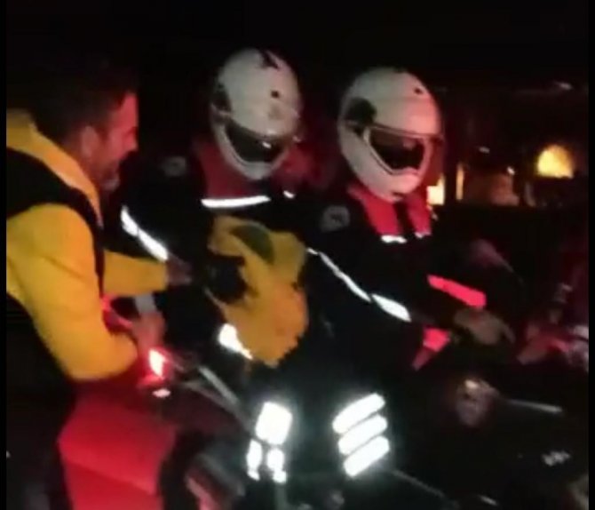 Bara Giren Kirpiyi Polisler Teslim Aldı