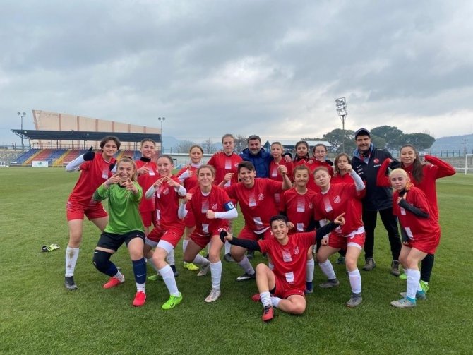 Bilecikspor Kadın Futbol Takımı Bir Düzineden Fazla Gol Attı