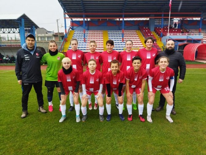 Bilecikspor Kadın Futbol Takımı Bir Düzineden Fazla Gol Attı