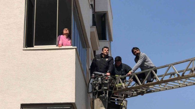 Cinnet Geçiren Kadın 10 Yaşındaki Oğlunu Kesici Aletle Yaraladı