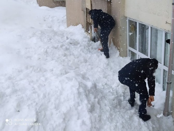 Kar Kütlesinin Penceresini Kırdığı Ailenin Yardımına Afad Ekipleri Yetişti