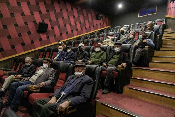 Yaşlılara Saygı Haftasında Film İzlediler