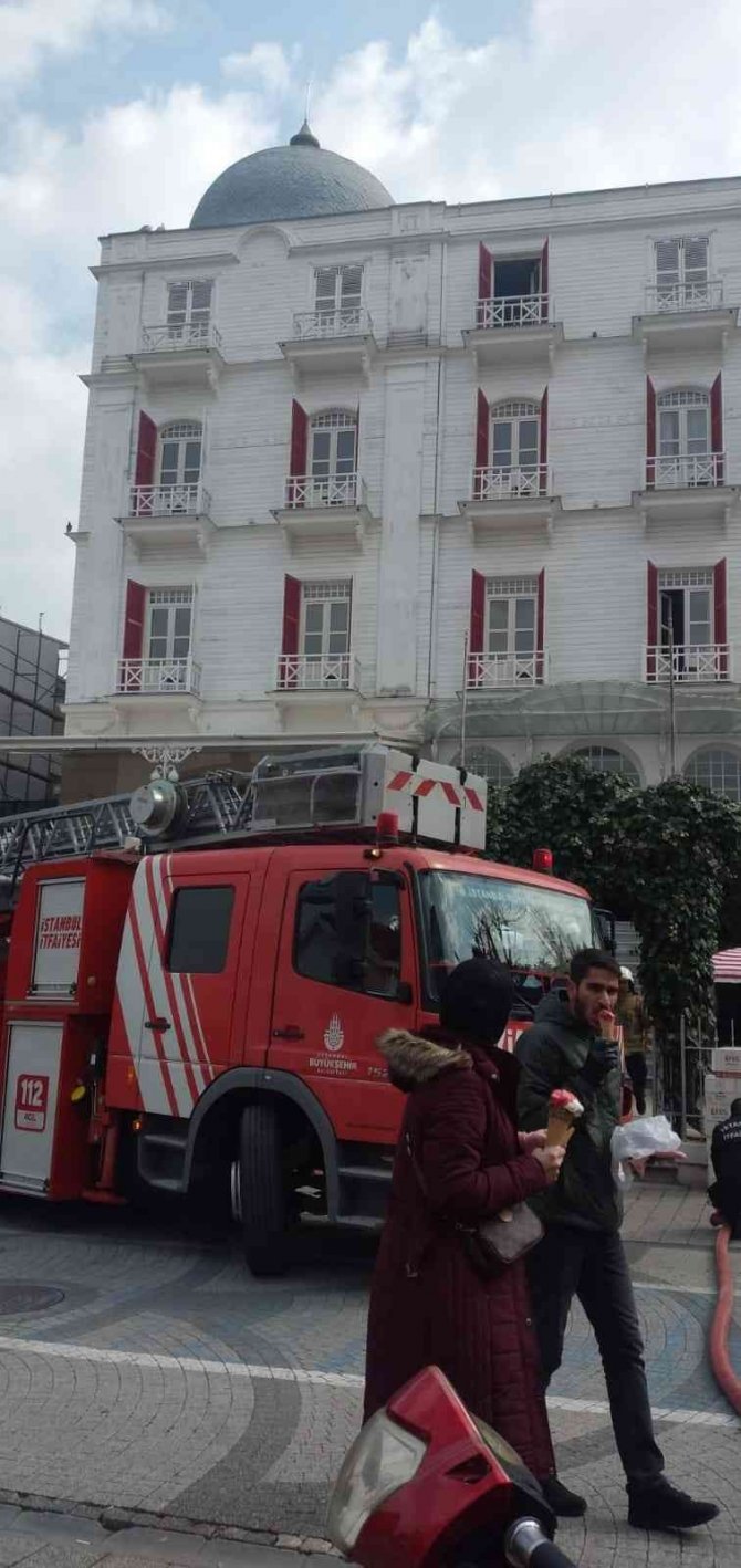 Büyükada’da Tarihi Otelde Yangın Paniği