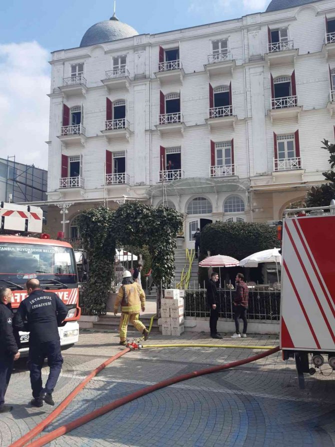 Büyükada’da Tarihi Otelde Yangın Paniği