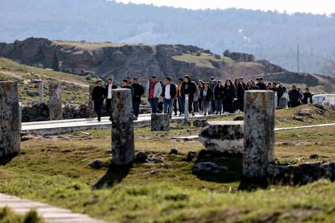 Denizli’nin Tarihi Ve Doğal Güzelliklerini Gezerek Öğrendiler