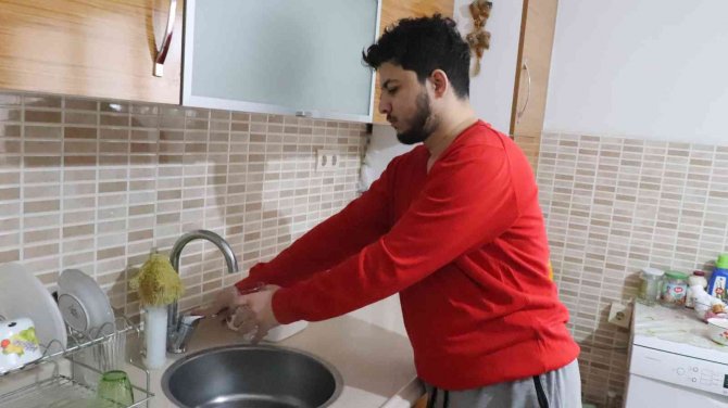 Bir Yıldır Hiç Acıkmıyor