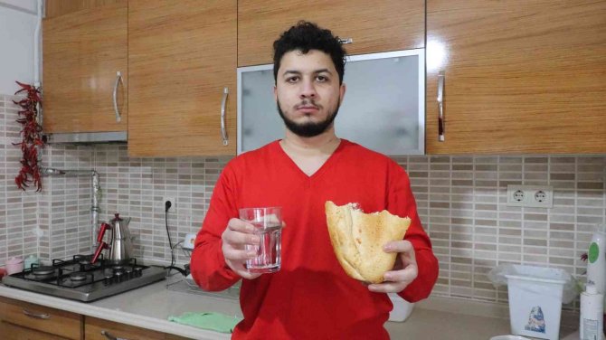 Bir Yıldır Hiç Acıkmıyor