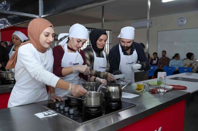 Di̇smek Kursiyerleri Jüri Karşısında Hünerlerini Sergiledi