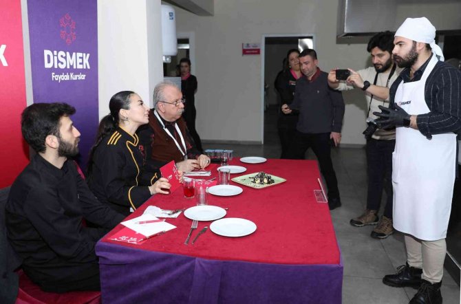 Di̇smek Kursiyerleri Jüri Karşısında Hünerlerini Sergiledi