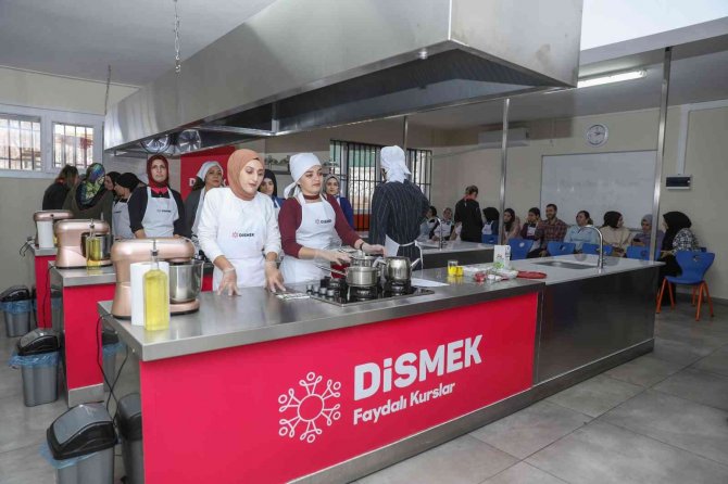 Di̇smek Kursiyerleri Jüri Karşısında Hünerlerini Sergiledi