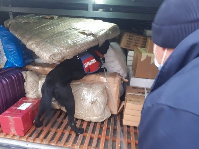 Yolcu Otobüsüyle Taşınan Kaçak Sigaralar Jandarma Ekiplerince Ele Geçirildi