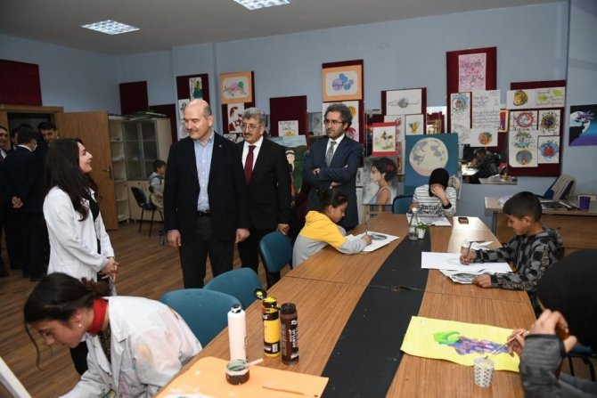 İ̇çişleri Bakanı Soylu, Van Büyükşehir Belediyesinin Kurslarını Ziyaret Etti