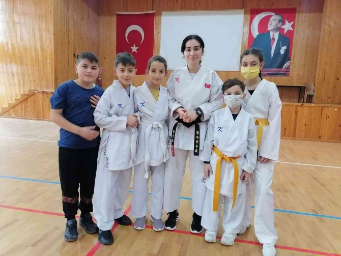 Giresun’un Tek Kadın Karate Antrenörü Kız Çocuklarına Karateyi Sevdirdi