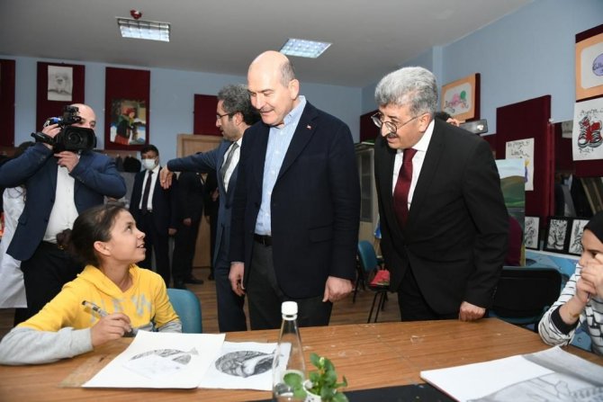 İ̇çişleri Bakanı Soylu, Van Büyükşehir Belediyesinin Kurslarını Ziyaret Etti