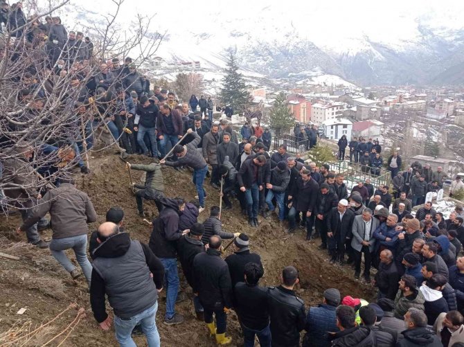 İ̇stanbul’da Öldürülen Sözer Kardeşleri Binlerce Kişi Uğurladı