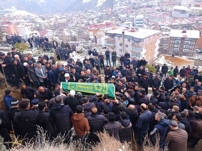 İ̇stanbul’da Öldürülen Sözer Kardeşleri Binlerce Kişi Uğurladı