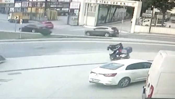 Kağıthane’de Polisten Kaçan Torbacı Motosikletli Kuryenin Tekmesiyle Yakalandı