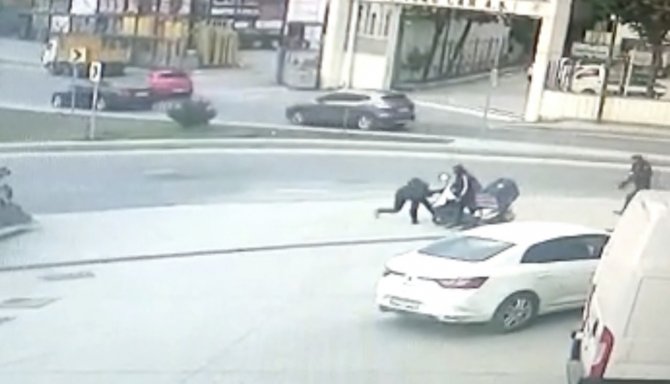 Kağıthane’de Polisten Kaçan Torbacı Motosikletli Kuryenin Tekmesiyle Yakalandı