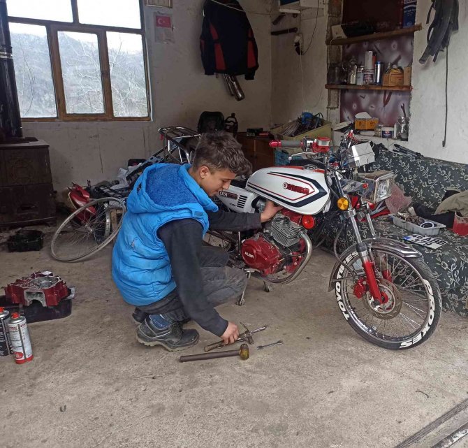 Liseli Genç, Hurda Malzemelerden Motosiklet Yaptı