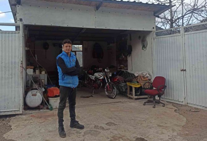Liseli Genç, Hurda Malzemelerden Motosiklet Yaptı