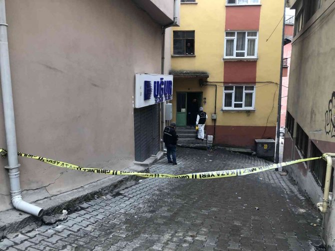 İ̇tfaiye Ve Polis Ekipleri Tarafından Evinde Ölü Bulundu