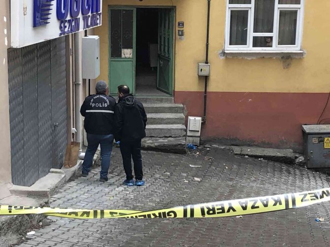 İ̇tfaiye Ve Polis Ekipleri Tarafından Evinde Ölü Bulundu