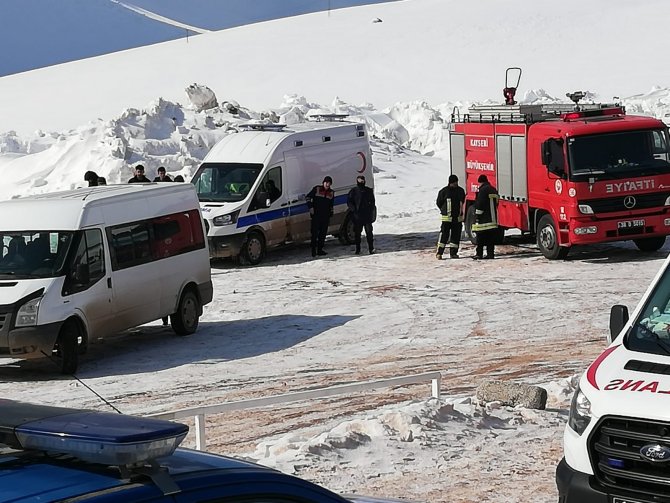 Göçük Altında Kalan İşçiyi Kurtarma Çalışmaları Devam Ediyor