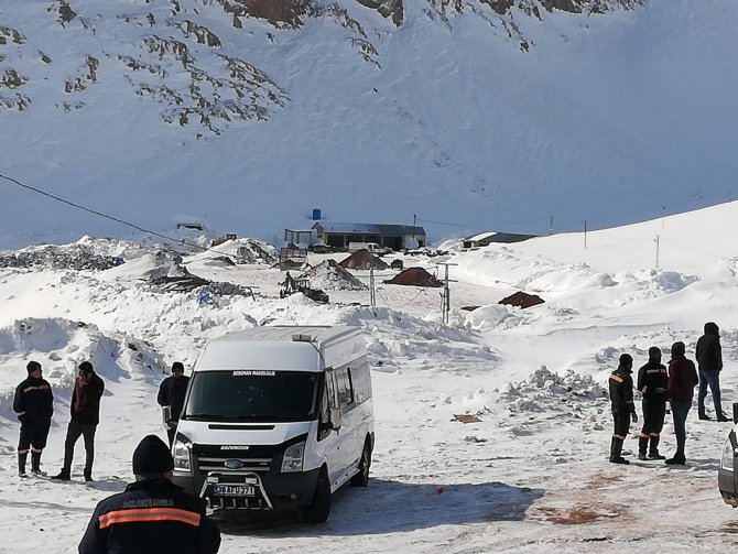 Göçük Altında Kalan İşçiyi Kurtarma Çalışmaları Devam Ediyor
