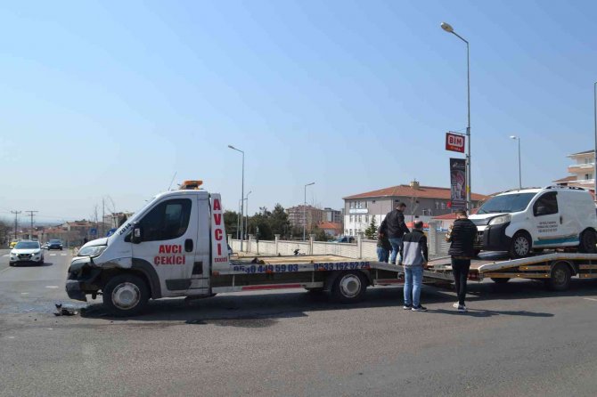 Otomobil İle Oto Kurtarıcı Çarpıştı: 1 Yaralı