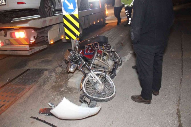 Kavşakta Feci Kaza: 2 Yaralı