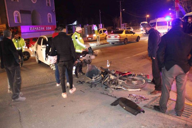 Kavşakta Feci Kaza: 2 Yaralı
