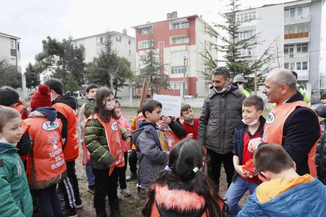Öğrenciler, Kiraz Fidanı Dikti
