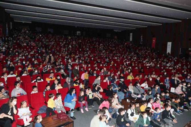 Merkezefendi Belediyesi Kent Tiyatrosu’nun Sergilediği Oyuna Miniklerden Yoğun İlgi