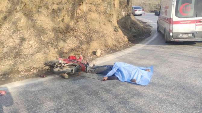 Motosikletle Kamyona Çarptı, Olay Yerinde Can Verdi